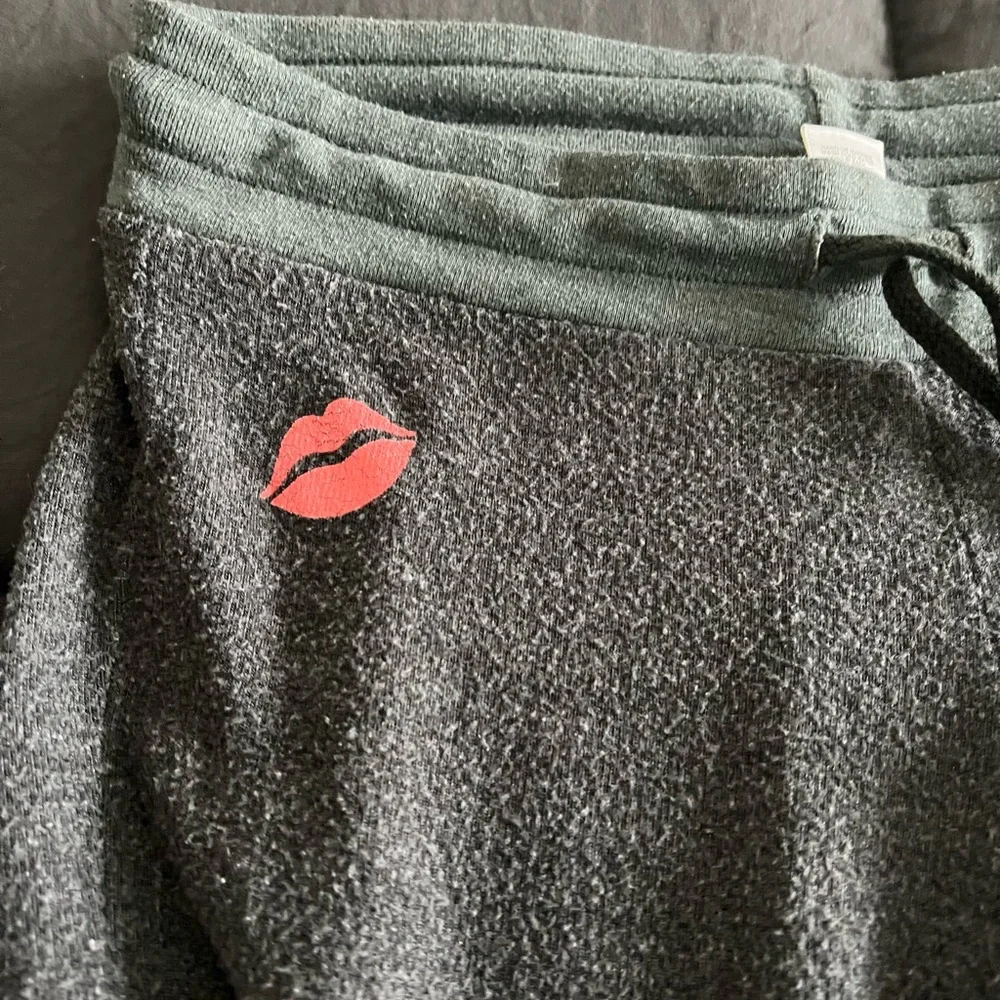 Wildfox Gray Lounge Pants with Pink/Red Lips Logo - Picture 2 of 11